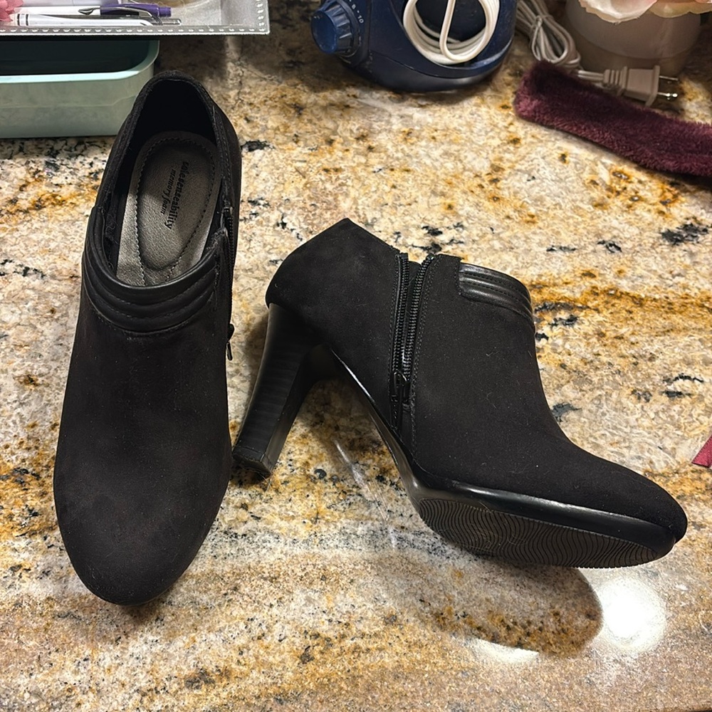 Kohl’s Solesenseability memory foam black booties 8